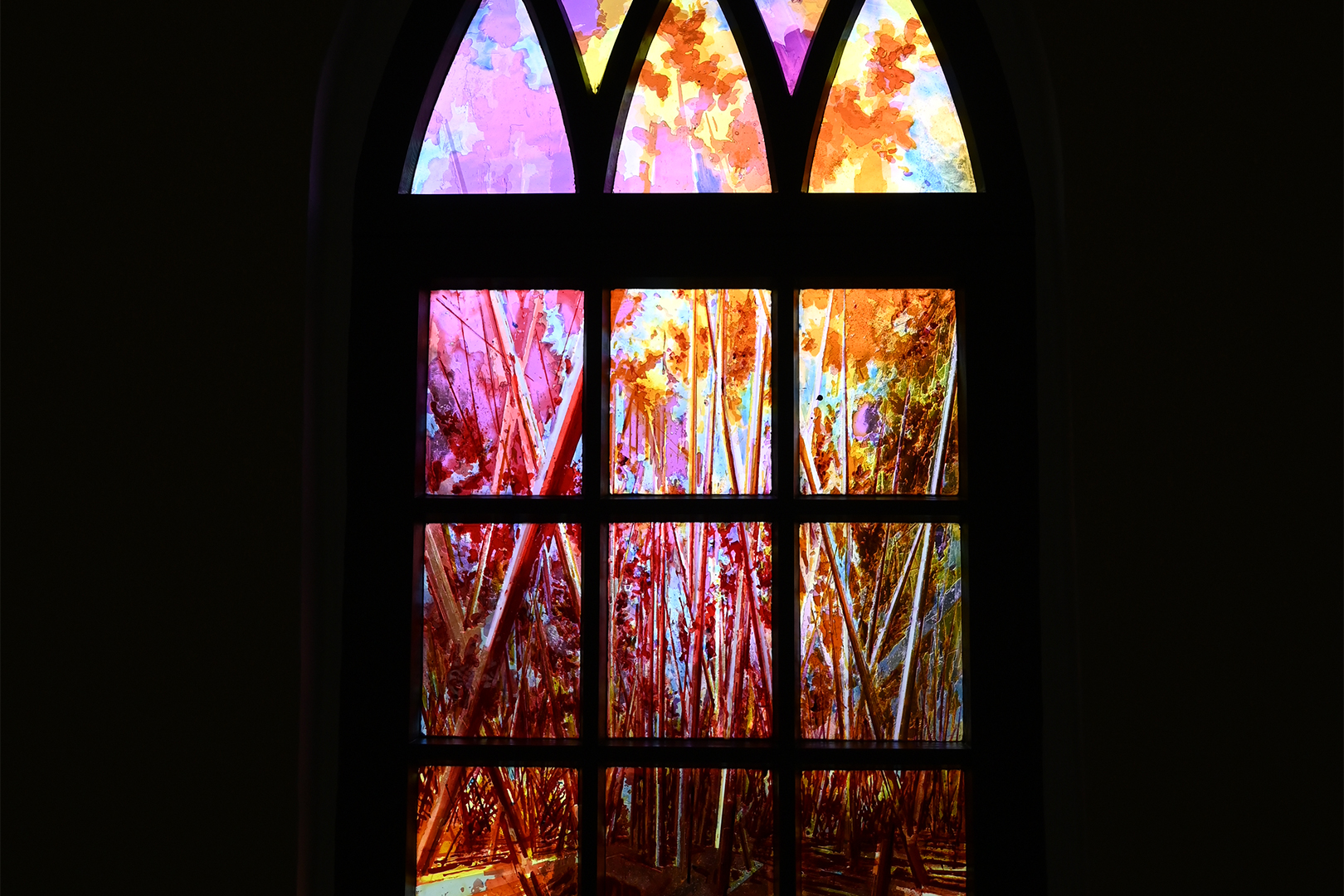 Das neue Kirchenfenster des Künstlers David Schnell in der Dorfkirche Priorau ist Teil des Projektes „Kultur in Lichtungen“. Dieses wird durch das Programm „Kirchturmdenken“ gefördert. Foto: Johannes Killyen