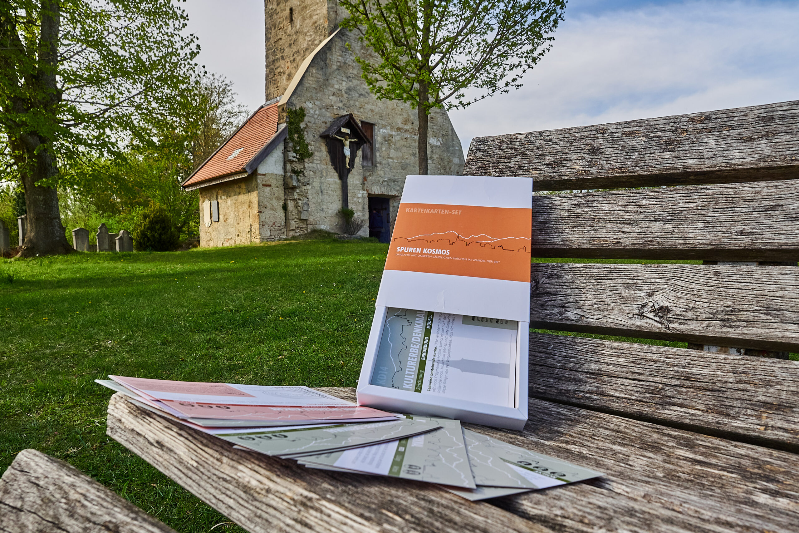 Das Karteikartenset lädt zur Erkundung ländlicher Kirchenorte ein. Foto: Peter Hinz-Rosin